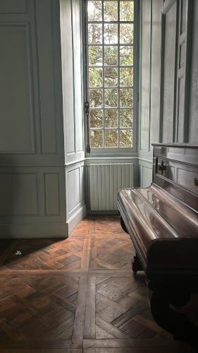 une chambre vide avec une fenêtre et un lit dans l'établissement Château de Savignac, à Savignac