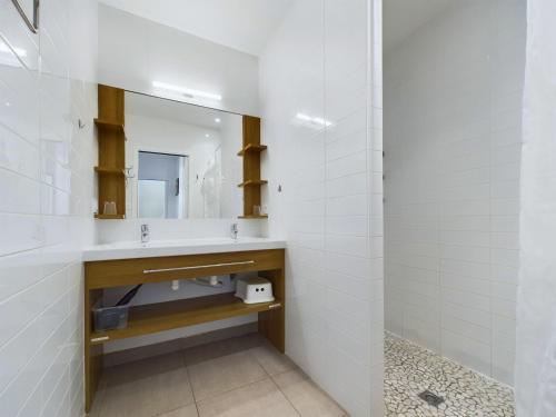 une salle de bain avec un lavabo et un miroir dans l'établissement Vue mer - Appart pour 4 à la Tranche sur Mer, à La Tranche-sur-Mer