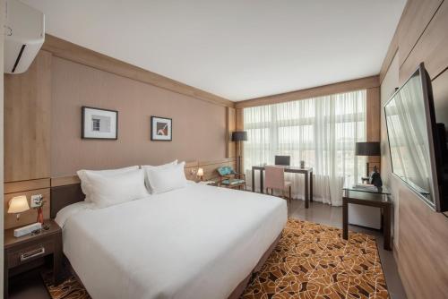 a large white bed in a hotel room at Intercity Itupeva in Itupeva