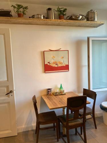 a dining room with a wooden table and chairs at Sonniges Zimmer Sternschanze in Hamburg