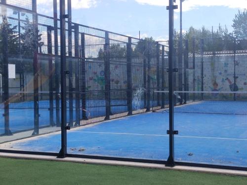 una pista de tenis con 2 pistas de tenis en MOBIL HOME le CHOW-CHOW, en Valras-Plage