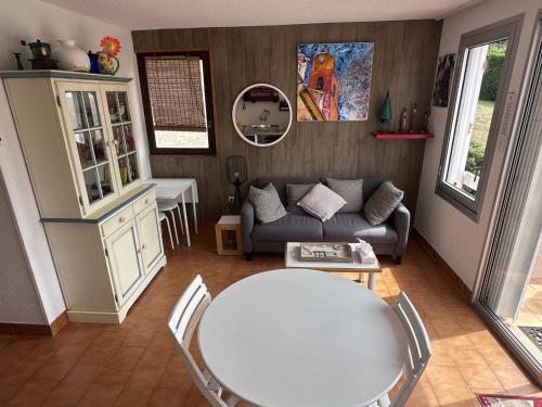 Photo de la galerie de l'établissement Appartement avec piscine et terrasse ensoleillée, acceptant les animaux - FR-1-768-18, à Sainte-Maxime