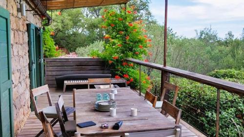 une terrasse avec une table et un arbre de Noël dans l'établissement Villa Gialla, 8 pers, piscine, 10 min plage en voiture, à Gialla