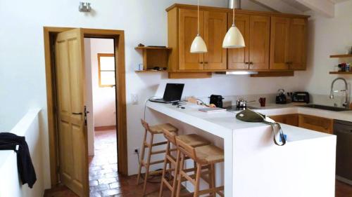 - une cuisine avec un comptoir et un ordinateur portable dans l'établissement Villa Gialla, 8 pers, piscine, 10 min plage en voiture, à Gialla