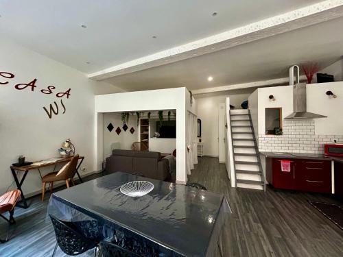 d'un salon avec une table et d'une chambre avec un escalier. dans l'établissement Loft Casa Wi hyper centre - Parking-clim, à Perpignan