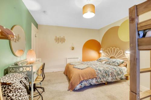 Woodside Cottage - North East Escapes في أوتيربيرن: غرفة نوم مع سرير ومكتب مع مصباح