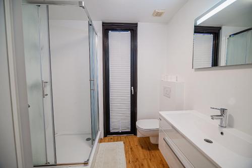 Glamping Maleric with Natural Poolにあるバスルーム