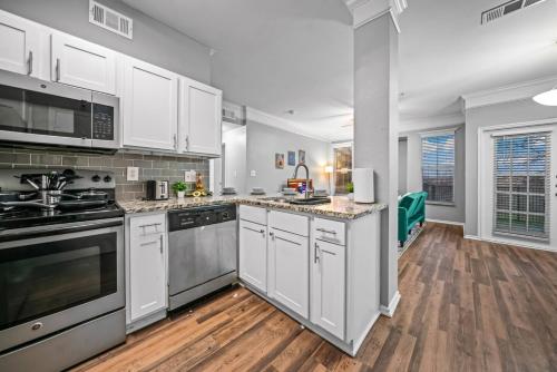 Dapur atau dapur kecil di Sophisticated Stay 2BR 2BA Pool