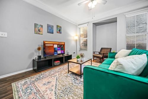 Televisyen dan/atau pusat hiburan di Sophisticated Stay 2BR 2BA Pool
