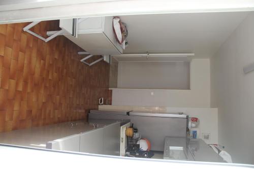 une cuisine avec des armoires blanches et un comptoir dans l'établissement Gta service, à Nice