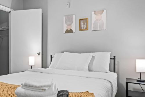 Katil atau katil-katil dalam bilik di Sophisticated Stay 2BR 2BA Pool