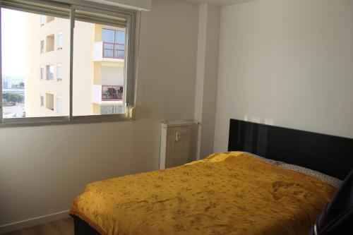 une chambre avec un lit et une fenêtre dans l'établissement Gta service, à Nice