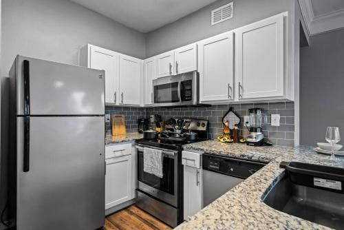 Dapur atau dapur kecil di Refined Unit 2BR, 2BA Pool Access