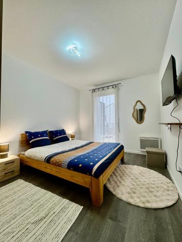 une chambre avec un grand lit avec des oreillers bleus dans l'établissement Suite Serenity Near Disneyland Paris, à Coupvray