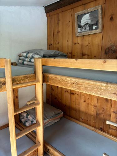 Palanda nebo palandy na pokoji v ubytování Gîte la montagne