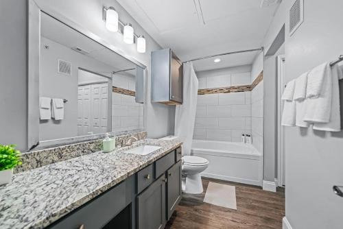 Ένα μπάνιο στο Modern Stay 2 Beds, 1 Bath Pool