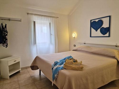 una camera da letto con un letto e una finestra di Villa Vieste a Vieste