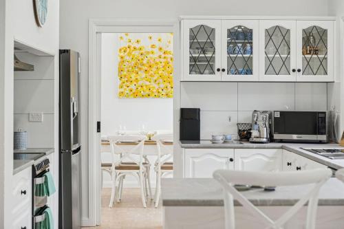 Η κουζίνα ή μικρή κουζίνα στο McLaren Vale Tudor Home