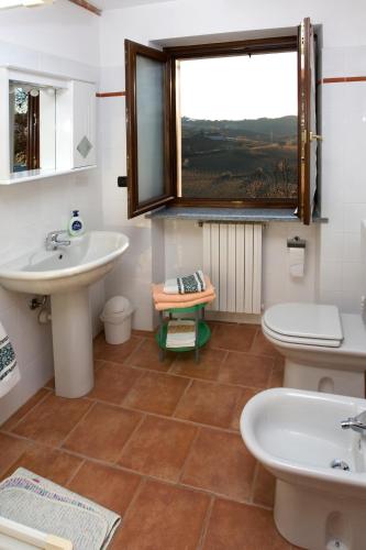 a bathroom with two sinks and two toilets at Agriturismo Antichi Poderi Gallina in Neive