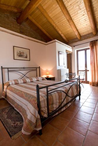 a bedroom with a large bed in a room at Agriturismo Antichi Poderi Gallina in Neive