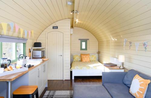 Postel nebo postele na pokoji v ubytování Barnharrow Holiday Pods
