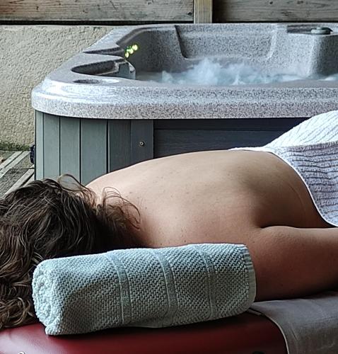 une femme posant devant un évier dans l'établissement Gîte de caractère La Grange Saint Papoul, à Saint-Papoul