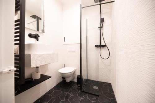 une salle de bain blanche avec toilettes et douche dans l'établissement CIA - Studio near Louvre & Tuileries, à Paris