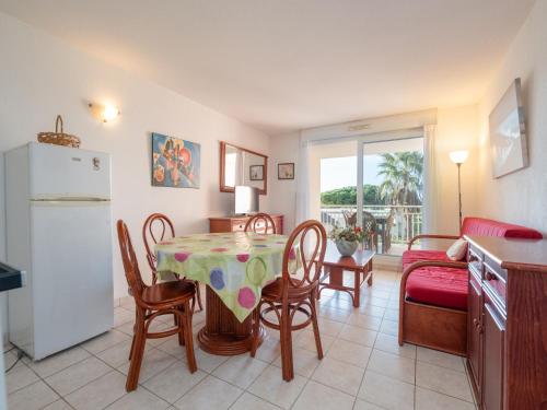 une cuisine et une salle à manger avec une table et des chaises dans l'établissement Palmyra Golf N 206 - 3P6, au Cap d'Agde