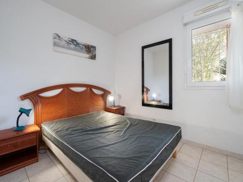 une chambre avec un lit et un miroir au mur dans l'établissement Palmyra Golf N 206 - 3P6, au Cap d'Agde