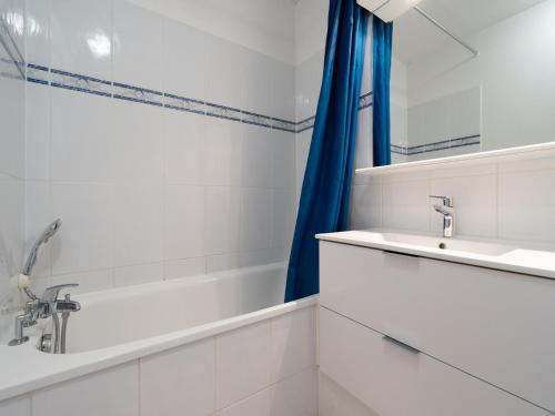 une salle de bain blanche avec une baignoire et un lavabo dans l'établissement Palmyra Golf N 206 - 3P6, au Cap d'Agde