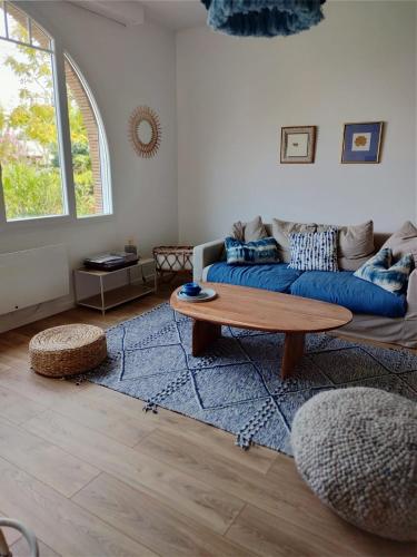 un salon avec un canapé et une table dans l'établissement Maison Peonia, à La Teste-de-Buch