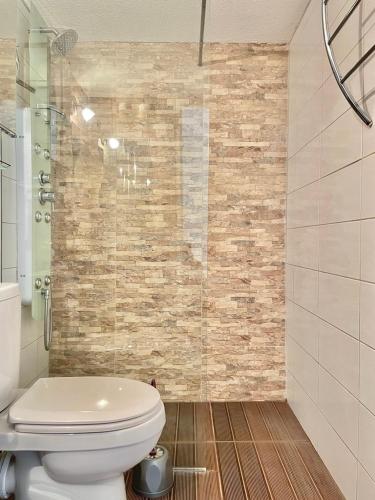 une salle de bain avec toilettes et douche en verre dans l'établissement Maison 5 pers - vue étang - nature - piscine, à Fitou