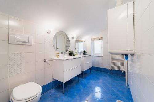 a bathroom with a toilet and a sink and a mirror at Dimora Persichetto in Bologna