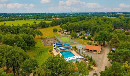 - une vue aérienne sur un parc avec une piscine dans l'établissement Camping Cœur de Vendée, à La Boissière-de-Montaigu