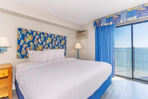 une chambre avec un lit et une grande fenêtre dans l'établissement Spectacular Oceanfront Studio! Recently Renovated! Sea Mist 20902, à Myrtle Beach