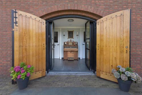 an entrance to a building with wooden doors at B&B Het Schipperskerkje in Tolkamer