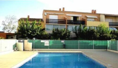 une piscine devant un immeuble dans l'établissement Appartement RDJ cap d' Agde, au Cap d'Agde