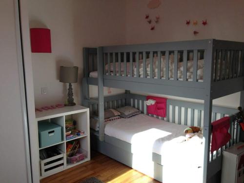 - une chambre pour enfants avec des lits superposés dans l'établissement Charmante maison avec piscine, à Anglet