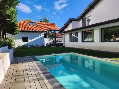 une piscine dans l'arrière-cour d'une maison dans l'établissement Charmante maison avec piscine, à Anglet