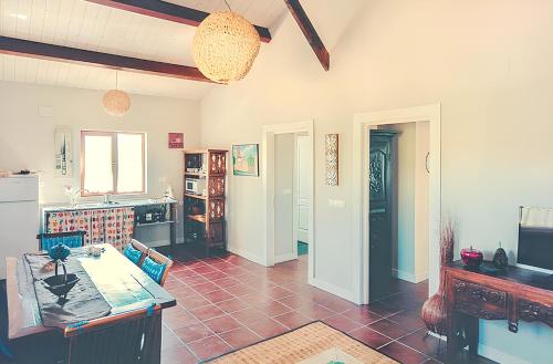 CañameroにあるCharming house in Cañamero with shared poolのテーブルとキッチンのあるリビングルーム