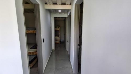 un corridoio di una stanza con pareti bianche e un pavimento bianco di Finca mi Rancho a Pereira