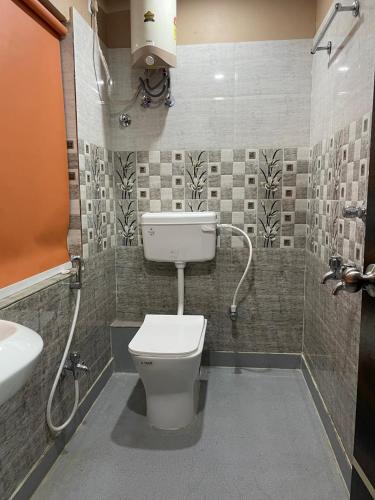 un bagno con un water e un lavandino di Crystal Inn a Salkhia