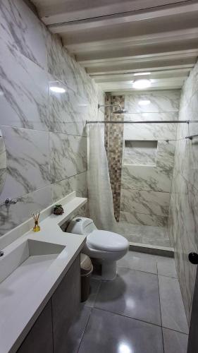un bagno bianco con un water e un lavandino di Finca mi Rancho a Pereira