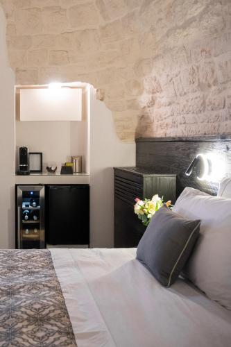 Postel nebo postele na pokoji v ubytování Trullo delle Sfere- Luxury trullo with Jacuzzi