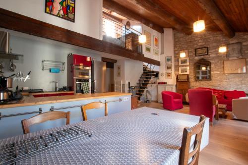 une cuisine et un salon avec une table et des chaises dans l'établissement L'Escale - Clim, Terrasse, à Arles