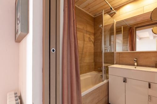 une salle de bain avec une baignoire, un lavabo et un miroir dans l'établissement Roucas Blanc Vue Mer Exceptionnelle, à Marseille