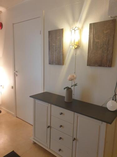 a room with a counter with a black counter top at Koselig rom i sentrum Gratis Wifi og Parkering Rom 1 in Narvik
