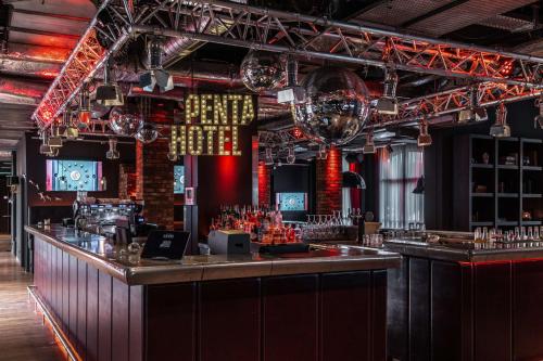 a bar at a nightclub with red lighting at pentahotel Paris Charles de Gaulle in Roissy-en-France