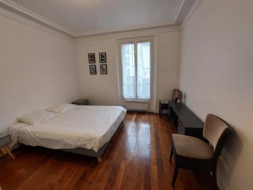 une chambre avec un lit, un bureau et une chaise dans l'établissement Superb cozy & spacious apartment - Paris 12th, à Paris