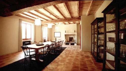 une grande salle à manger avec une table et des chaises dans l'établissement Château La Valière, à Saint-Christoly-Médoc